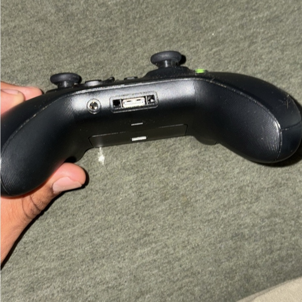 Black Wireless Game Controller